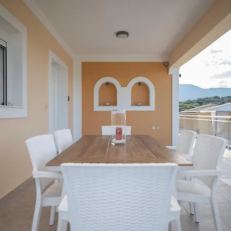 Famozo Hill Private By 