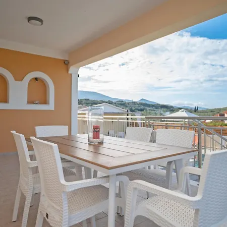 Famozo Hill Private By 